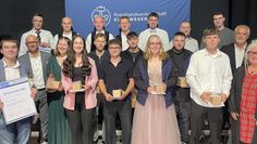 Die Ehrung der Besten. Redner Till Cordes (links mit Ehrenurkunde) betonte die Wichtigkeit des gestärkten Rückens der Handwerks.