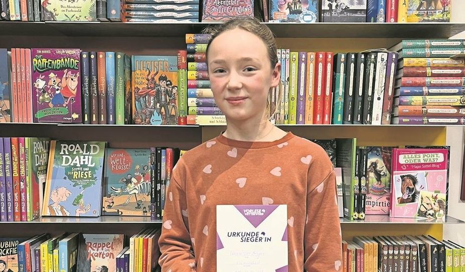 Stolz präsentiert sich Gewinnern Clara mit ihrer Siegerurkunde.