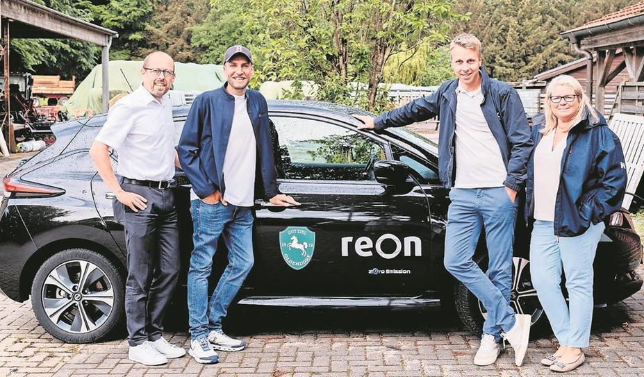 Oldendorf (eb). Die Reon AG ist eine Umwetlteinrichtung für erneuerbare, natürliche Ressourcen in Lilienthal. Der Schützenverein Oldendorf bekam nun von der Firma ein E-Auto für die nächsten zwei Jahre. Genutzt werden kann das Auto jedoch nicht nur von Vereinsmitgliedern, sondern von allen Menschen aus Holste.
Das Auto kann beispielsweise für Arztbesuche oder Einkäufe genutzt werden. Die Mietdauer ist auf vier Stunden begrenzt.
Die zwei Jahre gelten als Probephase. Anschließend soll geschaut werden, ob sich eine Gemeinschaft gebildet hat, die zusammen das Dorfauto betreiben möchte.