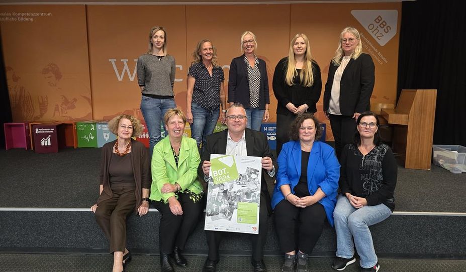 Juliane Hermes (Kreishandwerkerschaft) Kerstin Binder und Jutta Finken von den BBS, Melina Sachße (Osterholzer Zeitungsverlag), Kerstin Harbers (AOK). Vordere Reihe: Angelika Saade (Osterholzer Zeitungsverlag), Dr. Heike Schumacher (Landkreis), Carsten Brinkmann (Sparkasse Rotenburg Osterholz), Karin Kühnrich (IHK Stade) und Petra Raesch (Agentur für Arbeit).