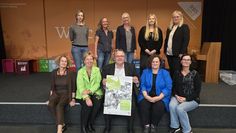Juliane Hermes (Kreishandwerkerschaft) Kerstin Binder und Jutta Finken von den BBS, Melina Sachße (Osterholzer Zeitungsverlag), Kerstin Harbers (AOK). Vordere Reihe: Angelika Saade (Osterholzer Zeitungsverlag), Dr. Heike Schumacher (Landkreis), Carsten Brinkmann (Sparkasse Rotenburg Osterholz), Karin Kühnrich (IHK Stade) und Petra Raesch (Agentur für Arbeit).