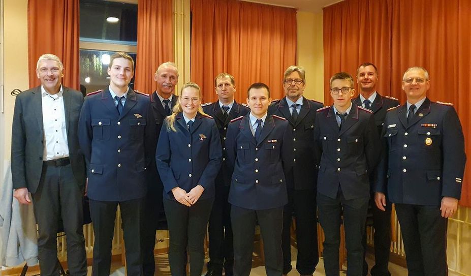 Torsten Rohde (links), Michael Dirschauer und Thomas Kück (rechts) mit den Geehrten und Beförderten.