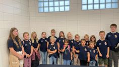 Kinder in der "Zelle" bei der Polizei