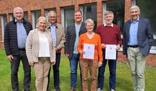 Volker Pfeil (Stadtverwaltung) und Inken Tittel (Amtsgericht), beide zuständig für die Schiedspersonen der Stadt (beide links) und Bürgermeister Torsten Rohde (rechts) rahmen die neuen und die ausscheidenden Schiedsleute ein (von links): Rolf Wehlers, Karin Simon, Lars Müller und Wolfgang Blum.