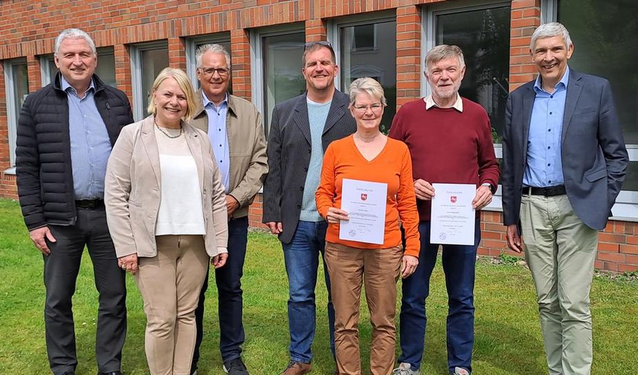 Volker Pfeil (Stadtverwaltung) und Inken Tittel (Amtsgericht), beide zuständig für die Schiedspersonen der Stadt (beide links) und Bürgermeister Torsten Rohde (rechts) rahmen die neuen und die ausscheidenden Schiedsleute ein (von links): Rolf Wehlers, Karin Simon, Lars Müller und Wolfgang Blum.