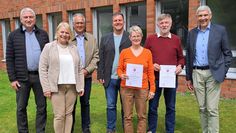 Volker Pfeil (Stadtverwaltung) und Inken Tittel (Amtsgericht), beide zuständig für die Schiedspersonen der Stadt (beide links) und Bürgermeister Torsten Rohde (rechts) rahmen die neuen und die ausscheidenden Schiedsleute ein (von links): Rolf Wehlers, Karin Simon, Lars Müller und Wolfgang Blum.