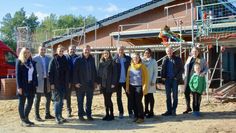 Bürgermeister Marc Breitenfeld (5. v. li.) freut sich mit Architekt Torsten Stelling (2. v. re.) und weiteren Gästen über die neue Kita, die im Frühjahr 2023 fertig sein soll.