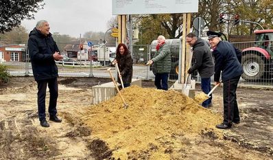 Bürgermeister Torsten Rohde, Stv. Bürgermeisterin Brigitte Neuner-Krämer, Stv. Bürgermeister Klaus Sass, Architekt Jakin Schumpp (Kammler und Partner) und Ortsbrandmeister Andreas Lilienthal.