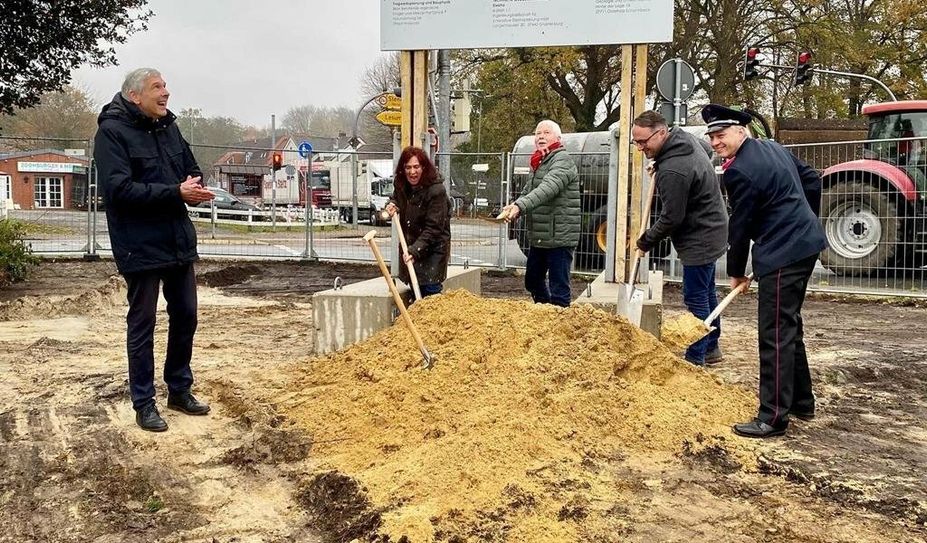 Bürgermeister Torsten Rohde, Stv. Bürgermeisterin Brigitte Neuner-Krämer, Stv. Bürgermeister Klaus Sass, Architekt Jakin Schumpp (Kammler und Partner) und Ortsbrandmeister Andreas Lilienthal.