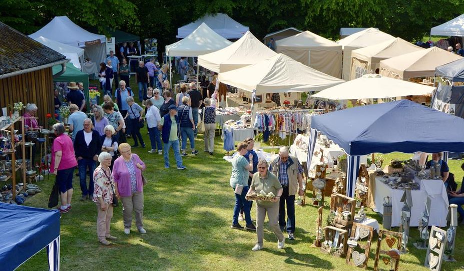 Rund 60 Austeller:innen laden zum Stöbern auf dem Kunsthandwerkermarkt auf dem Gelände vom Heimatverein rund um das Logehuus.