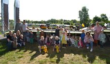 Standesgemäß wurden die neuen Fahrzeuge auf einem Tieflader an den Kindergarten Hollnseth von den Vorstandsmitglieder ausgeliefert.