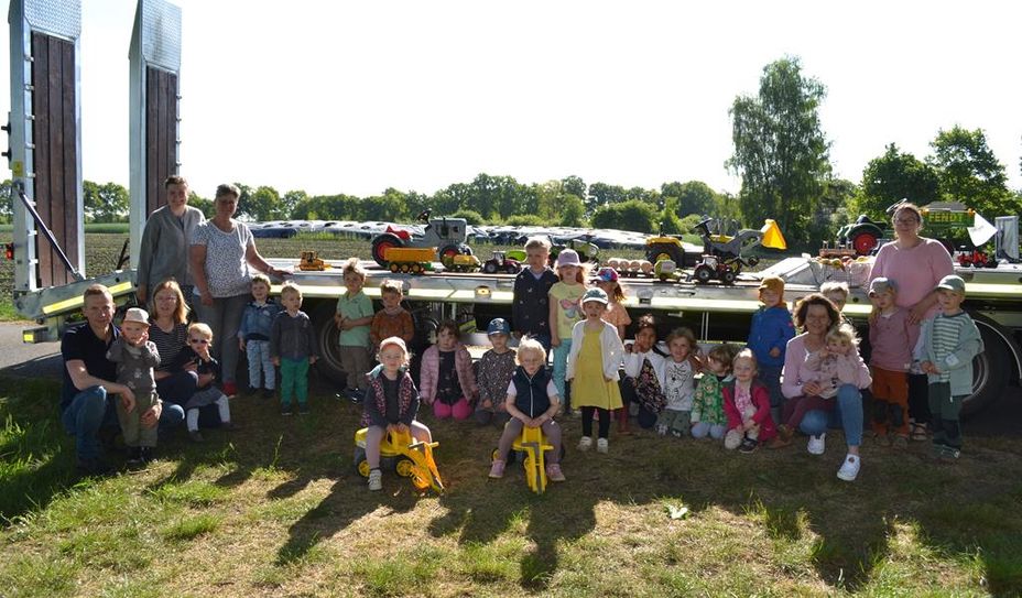Standesgemäß wurden die neuen Fahrzeuge auf einem Tieflader an den Kindergarten Hollnseth von den Vorstandsmitglieder ausgeliefert.