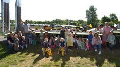 Standesgemäß wurden die neuen Fahrzeuge auf einem Tieflader an den Kindergarten Hollnseth von den Vorstandsmitglieder ausgeliefert.