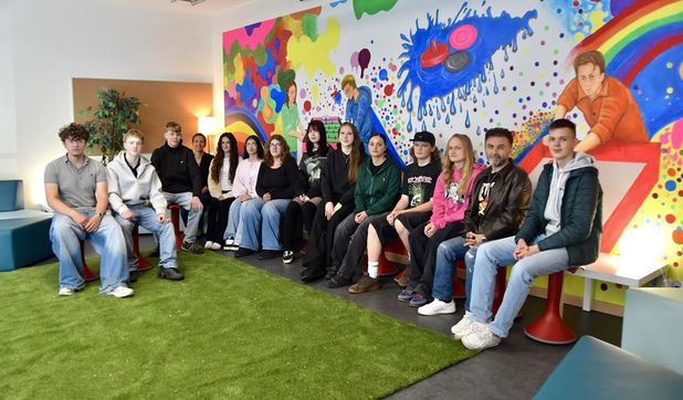 Beteiligte Schüler:innen mit Lehrer Rashid Ghazi und Realschulleiterin Bettina Paquet.