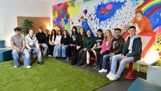 Beteiligte Schüler:innen mit Lehrer Rashid Ghazi und Realschulleiterin Bettina Paquet.