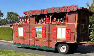 Natürlich ist auch der Ernteclub Kuhstedt selbst mit einem Erntewagen vertreten.