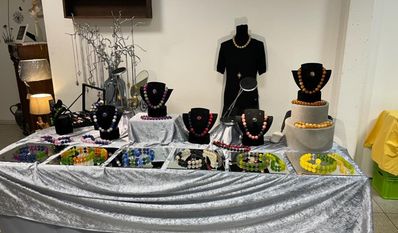 Auch verschiedener, handgefertigter Schmuck wird an dem Sonntag angeboten.