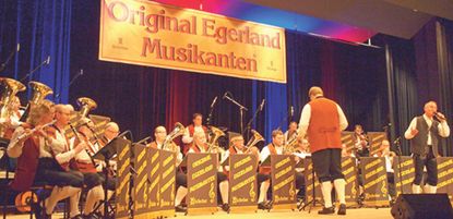 Das Ensemble spielt die großen Klassiker der böhmischen Musik und erinnert damit an Ernst Mosch.