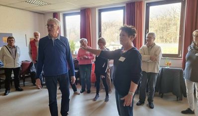 Karl-Heinz Langner (li.) und Anke von Berg (re.) demonstrieren eine starke Haltung: stabiler, fester Stand, eine ausgestreckte Hand und ein laut und fest gesprochenes Kommando: „Stop!“