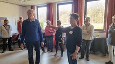 Karl-Heinz Langner (li.) und Anke von Berg (re.) demonstrieren eine starke Haltung: stabiler, fester Stand, eine ausgestreckte Hand und ein laut und fest gesprochenes Kommando: „Stop!“