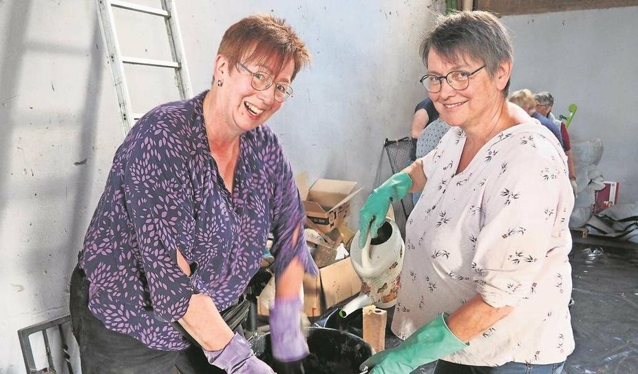 Das Vorsitzenden-Duo, Petra Baack und Eleonore Häusler, sorgte für den regelmäßigen Nachschub des Baumaterials.