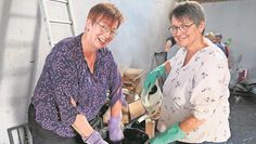 Das Vorsitzenden-Duo, Petra Baack und Eleonore Häusler, sorgte für den regelmäßigen Nachschub des Baumaterials.