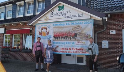 Kilian Vagts, Natalia Kosecki und Marko Schlichtmann freuen sich über gute Stimmung und viele Gäste zum Oktoberfest in Elm.