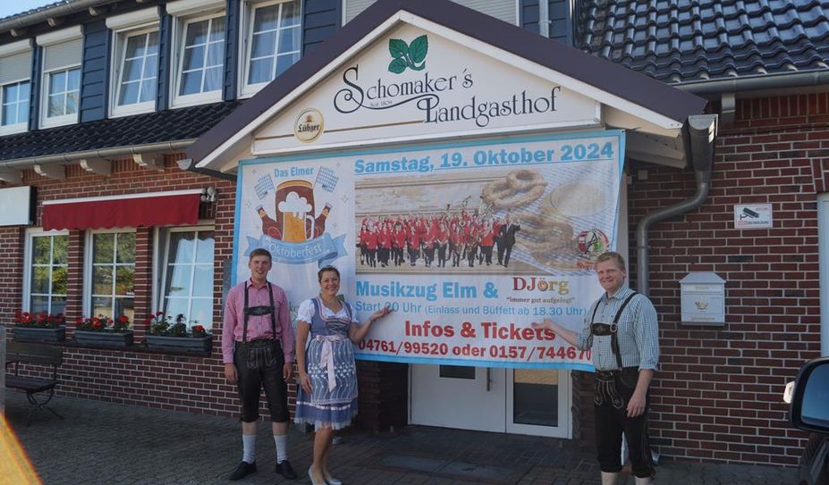 Kilian Vagts, Natalia Kosecki und Marko Schlichtmann freuen sich über gute Stimmung und viele Gäste zum Oktoberfest in Elm.