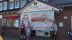 Kilian Vagts, Natalia Kosecki und Marko Schlichtmann freuen sich über gute Stimmung und viele Gäste zum Oktoberfest in Elm.