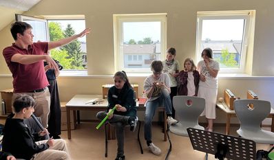 Jarmo Kumkar, einer der Projektinitiatoren, musiziert mit den Kindern der Ganztag- und Förderschule Ritterhude.