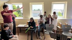 Jarmo Kumkar, einer der Projektinitiatoren, musiziert mit den Kindern der Ganztag- und Förderschule Ritterhude.