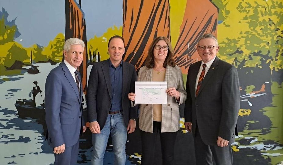 Freuen sich auf die Zusammenarbeit: Der Harburger Landrat Rainer Rempe, H2.N.O.N. Projektleiter Dr. Daniel Knipp, Vorstandsvorsitzende Karin Beckmann und der Landrat des Landkreises Osterholz Bernd Lütjen (v.l.)