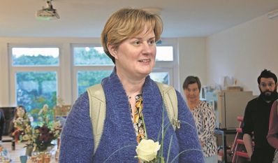 Die Siegerin Alexia Krauthäuser, fotografiet bei einer vernissage im Oktober 2024, freut sich sehr über den Gewinn.