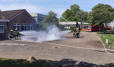 Der extra gelegte Brand konnte von den Feuerwehrkameraden professionell gelöscht werden.