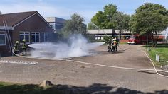 Der extra gelegte Brand konnte von den Feuerwehrkameraden professionell gelöscht werden.