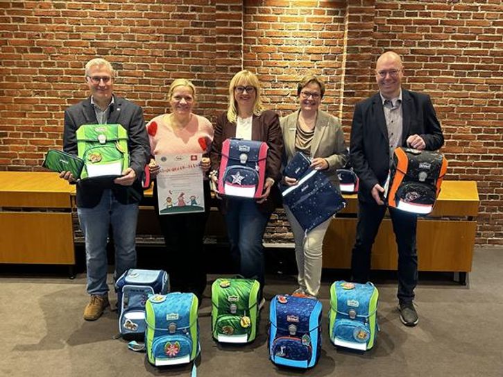 Von links: Jan van den Hoogen (Lions Club), Christina Weiland (Gleichstellungsbeauftragte, Gemeinde Lilienthal), Anke Haar (Spielwaren Haar), Jutta Struss (Sparkasse Rotenburg-Osterholz), Maik Bindan (Abteilungsleiter Ordnung und Bürgerservice, Gemeinde Lilienthal).