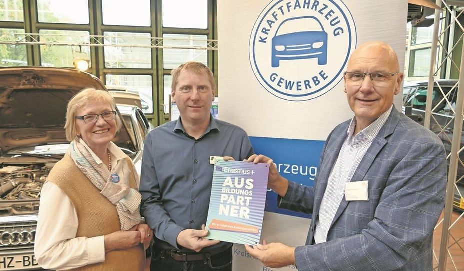 Markus Hünken (Mitte) ist sichtlich stolz auf seine Auszeichnung. Renate Dibbern von der Kreishandwerkerschaft und Jürgen Grimm freuen sich mit ihm.