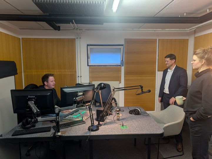 Bürgermeister Kim Fürwentsches (Mitte) lässt sich vom Moderatoren-Team Dennis Pumm und Pauline Wanielek das neue Radiostudio erklären.