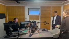 Bürgermeister Kim Fürwentsches (Mitte) lässt sich vom Moderatoren-Team Dennis Pumm und Pauline Wanielek das neue Radiostudio erklären.