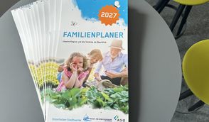 Der Familienkalender 2027 liegt nun an zahlreichen Ausgabestellen im Landkreis Osterholz aus.