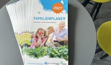 Der Familienkalender 2027 liegt nun an zahlreichen Ausgabestellen im Landkreis Osterholz aus.