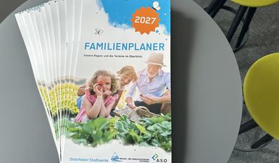 Der Familienkalender 2027 liegt nun an zahlreichen Ausgabestellen im Landkreis Osterholz aus.