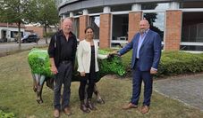 Jürgen Bohling (Betreiber des Festzeltes), Melanie Blank (Kultur und Tourismus der Stadt Osterholz-Scharmbeck), Torsten Haß (Erster Stadtrat der Stadt Osterholz-Scharmbeck) vor dem Rathaus.