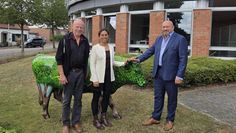 Jürgen Bohling (Betreiber des Festzeltes), Melanie Blank (Kultur und Tourismus der Stadt Osterholz-Scharmbeck), Torsten Haß (Erster Stadtrat der Stadt Osterholz-Scharmbeck) vor dem Rathaus.