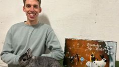 Jonas Lilienthal mit einem Farbenzwerg chinchillafarbig und seinem Preis als Deutscher Vizemeister.