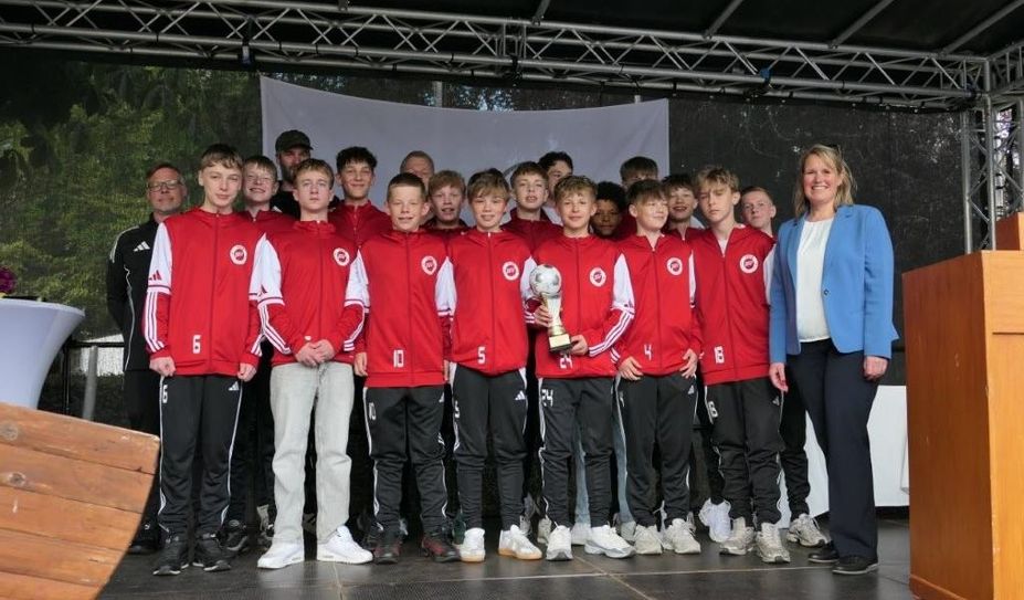 Die Mannschaft U13I der JSG Meyenburg/Aschwarden kann zurecht Stolz auf ihre Leistungen sein – Bürgermeisterin Christina Jantz-Herrmann (rechts) ist es auch.
