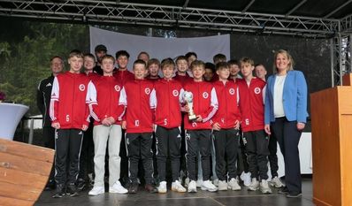 Die Mannschaft U13I der JSG Meyenburg/Aschwarden kann zurecht Stolz auf ihre Leistungen sein – Bürgermeisterin Christina Jantz-Herrmann (rechts) ist es auch.
