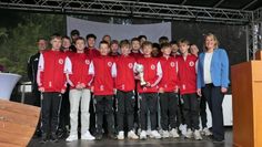 Die Mannschaft U13I der JSG Meyenburg/Aschwarden kann zurecht Stolz auf ihre Leistungen sein – Bürgermeisterin Christina Jantz-Herrmann (rechts) ist es auch.