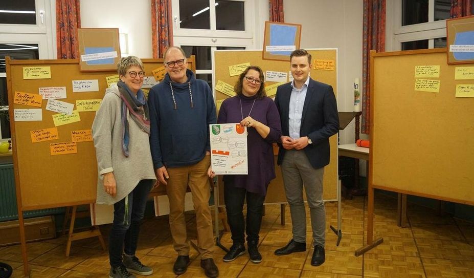 Ermutigen zum Mitmachen: Ulrike Bosselmann vom Kirchenkreisvorstand (v. li.), Ortsvorsteher Ralf Worringen aus Plönjeshausen, Projektkoordinatorin Sabine Runkel und Beverns Ortsbürgermeister Niklas Brockmann.