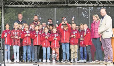 Schwanewede (eb). Bei der Sportlerehrung 2024 kamen rund 300 Gäste im Rathausgarten zusammen. Geehrt wurden Mitglieder aus elf Vereinen, darunter 160 Sportler:innen, 34 Trainer:innen und drei Übungsleiter:innen. Am Ende wurde die Mannschaft des Jahres gekürt, die im Vorjahr diverse erfolge feierte. Die JSG Meyenburg/Aschwarden wurde 2023 Hallenkreismeister, Meister, Pokalsieger und Gewinnermannschaft des Super-Cup-Finales.